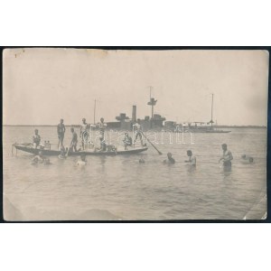 ca 1916 Dunai Flottila S.M.S. Körös Érdekes fénykép: Az S.M.S. Körös matrózai megmártóznak egy forró napon...