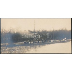 1918 Az S.M.S. Inn - Dunai Flottila hajó és legéynségéről készült nagy, eredeti fotó 25x12 cm The entire crew of S.M.S...