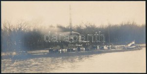1918 Az S.M.S. Inn - Dunai Flottila hajó és legéynségéről készült nagy, eredeti fotó 25x12 cm The entire crew of S.M.S...
