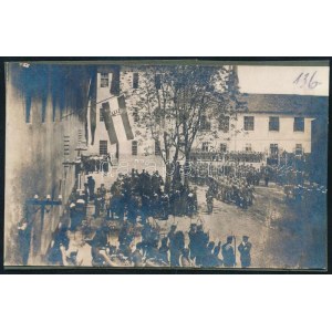 ca 1915 Az óbudai Dunai Flottilla laktanya udvarán tartott katonai sorakozó, az épületen magyar zászlóval ...
