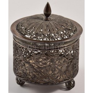 Kínai filigrán ezüst dobozka. Jelzett. 130g. d: 8 cm /// Chinese filigree silver box. Hallmarked. 130 g, diameter...