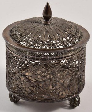 Kínai filigrán ezüst dobozka. Jelzett. 130g. d: 8 cm /// Chinese filigree silver box. Hallmarked. 130 g, diameter...