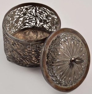 Kínai filigrán ezüst dobozka. Jelzett. 130g. d: 8 cm /// Chinese filigree silver box. Hallmarked. 130 g, diameter...