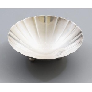 1940 Tiffany &amp; Co. art deco ezüst (Ag) legyezőalakos mogyorós tál. Sterling ezüst, formaszám: 22673...