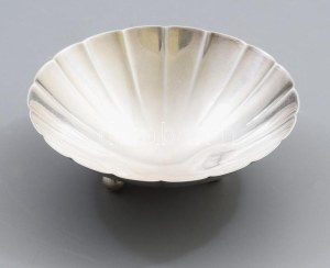 1940 Tiffany & Co. art deco ezüst (Ag) legyezőalakos mogyorós tál. Sterling ezüst, formaszám: 22673...