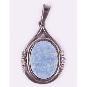 Függő. Fehérarany, 6 db brillel (0,15 ct) mesterséges opállal, jelzett. 4,85g. 30 mm