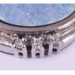 Függő. Fehérarany, 6 db brillel (0,15 ct) mesterséges opállal, jelzett. 4,85g. 30 mm
