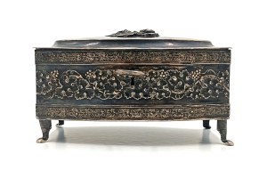 Box sugar bowl with rose(Breslau, before 1886)