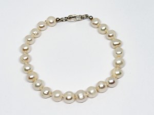 Silver bracelet with freshwater pearls