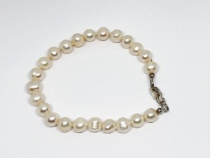 Silver bracelet with freshwater pearls