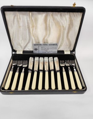 Set of silver-plated fish cutlery 'Firth Straybrite Crusader' in original case and card
