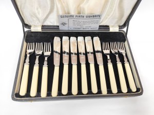 Set of silver-plated fish cutlery 'Firth Straybrite Crusader' in original case and card