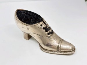 Silver-plated needle shank in the form of a slipper
