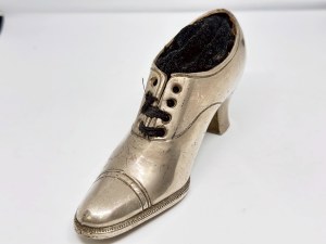 Silver-plated needle shank in the form of a slipper