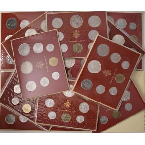 Papal coins - Lotto di ventisei divisionali come da foto. Da esa...