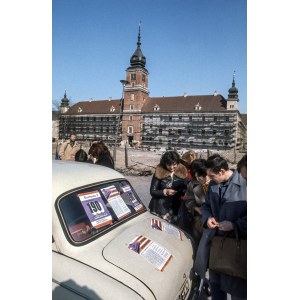 Chris Niedenthal (né en 1950 à Londres), Loterie au château royal, Varsovie, 1970, 1970/2025