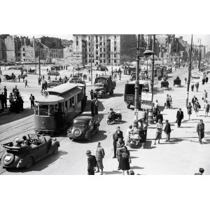 Stanisław Dąbrowiecki (1920 - 1983), Ruch uliczny przy skrzyżoaniu ulicy Marszałkowskiej i Alej Jerozolimskich, Warszawa, 1946/2025