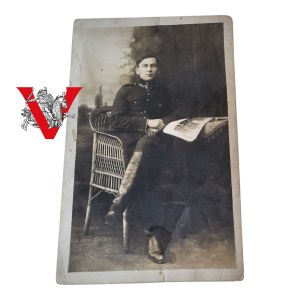 Wojna Polsko Bolszewicka - dystyngowany żołnierz, oficerki , okulary gazeta, 1919-1920