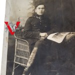 Wojna Polsko Bolszewicka - dystyngowany żołnierz, oficerki , okulary gazeta, 1919-1920