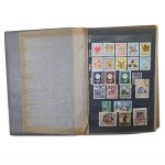 Zestaw czterech klaserów vintage ze znaczkami z różnych krajów