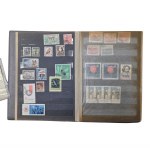 Zestaw czterech klaserów vintage ze znaczkami z różnych krajów
