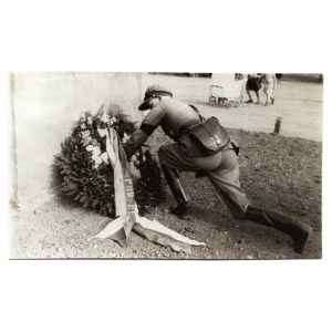 II RP - Photograph Laying flowers at the monument - Union of Reserve Officers (POW)