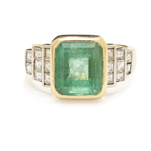 XX/XXI c. Ring with emerald and diamonds, Italy.