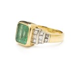 XX/XXI c. Ring with emerald and diamonds, Italy.