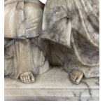 Due figure sedute su una panchina