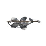 BROOCH IN THE SHAPE OF A FLOWER, 935 SILVER FINENESS AND ENAMEL