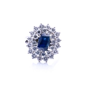 Sapphire ring with diamond entourage varying in height