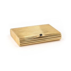 Etui aus 585 Gelbgold mit Saphir-Cabochon