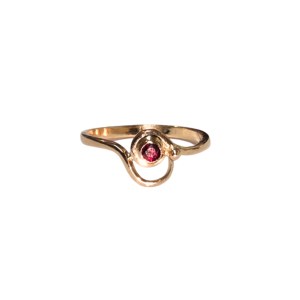 Gold ring with maroon eyelet (585)