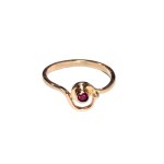 Gold ring with maroon eyelet (585)