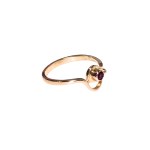 Gold ring with maroon eyelet (585)
