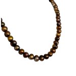 Collier de perles brunes