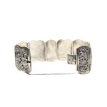 Figürliches Silberarmband, Asien