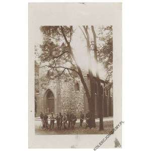 [Scoutisme : Scouts à l'extérieur de l'église].