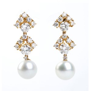 Diamond gold pair of drop errrings -
