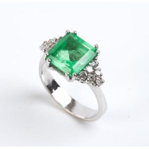 Emerald diamond ring -