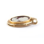 Pendentif en agate, camée, diamant et or -
