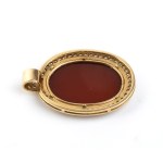 Pendentif en agate, camée, diamant et or -