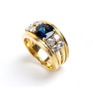 Gold band ring with sapphire and diamonds -