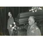 [Photograph] General Wojciech Jaruzelski at the coffin of General Boleslaw Kieniewicz (1969).