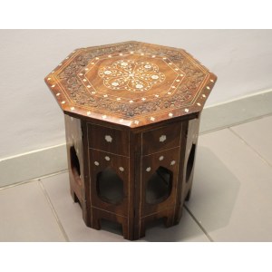 Table avec incrustations en Perspex