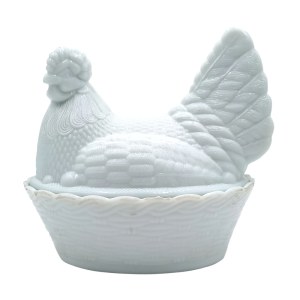 Bomboniera in the shape of a hen(Dąbrowa Górnicza, 3rd quarter of the 20th century).