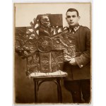 [Podhale Riflemen, PIŁSUDSKI Józef] A young Podhale Rifleman presents a name day address to Marshal Józef Piłsudski, carved in wood. Nowy Sącz. Not before 1929. [1st Podhale Rifle Regiment].