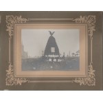 [JAWORZNO] Photograph of a group of cyclists at the Grunwald Monument in Jaworzno. After 1910.