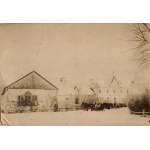KOSSAKOWSKI Kazimierz Stanisław - View of the buildings near the palace in Wojtkuszki. Preparations for a sleigh ride. Photograph by K. S. Kossakowski from the end of the 19th century. [Landed gentry, Wojtkuszki, Lithuania].