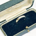 Gold ring with 0.10 Ct Diamonds in vintage box